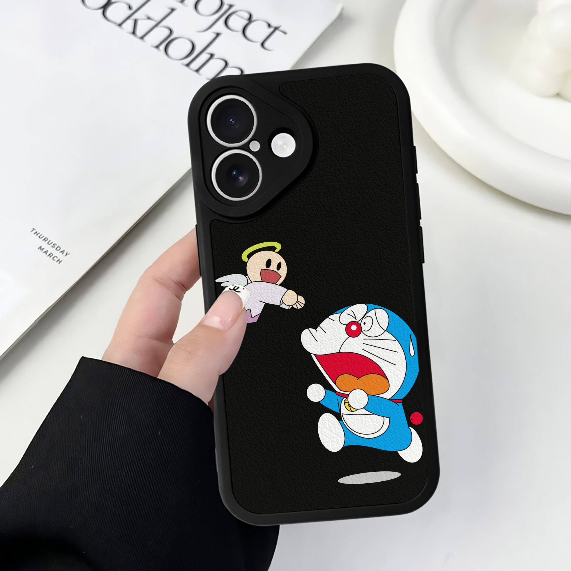 （画像用） ドラえもん Doraemon 【iPhone 16シリーズ対応】シリコンスマホケース（レザー調） 材質：シリコン